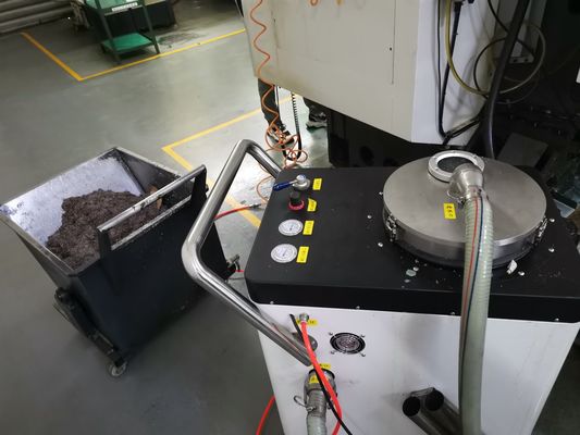 Pulizia di serbatoi di liquidi di raffreddamento di precisione